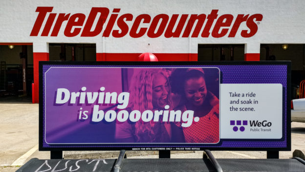 Plakat von WeGo Public Transit, der Verkehrsgesellschaft von Nashville, mit dem Text ›Driving is booooring‹